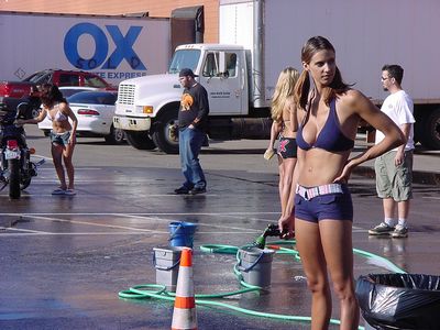 水着で洗車する女の子-6