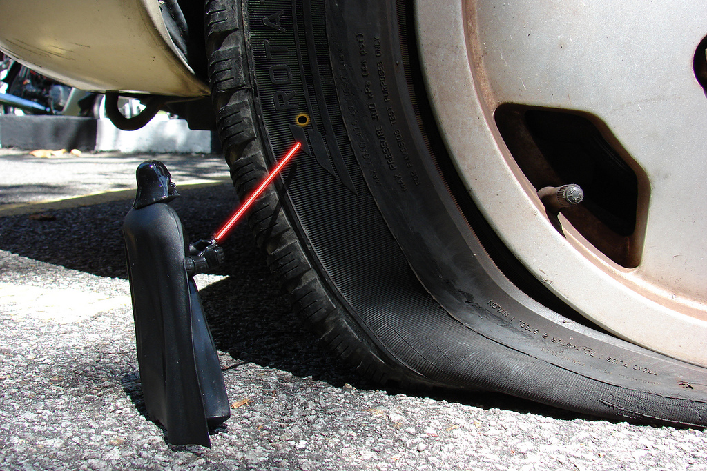 タイヤの空気圧をチェックしてくれるガソリンスタンド。便利な影に潜む罠！