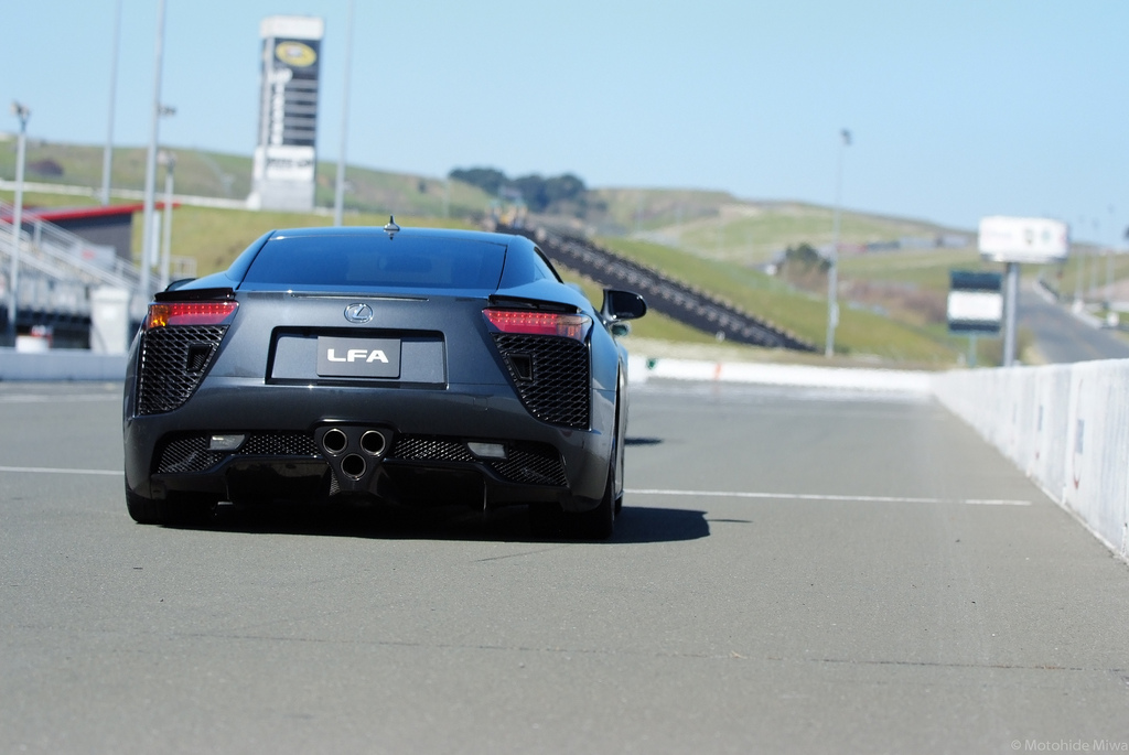 国産スーパースポーツカーの頂上対決！『レクサスLFA』VS『日産GT‐R』を動画でどうぞ