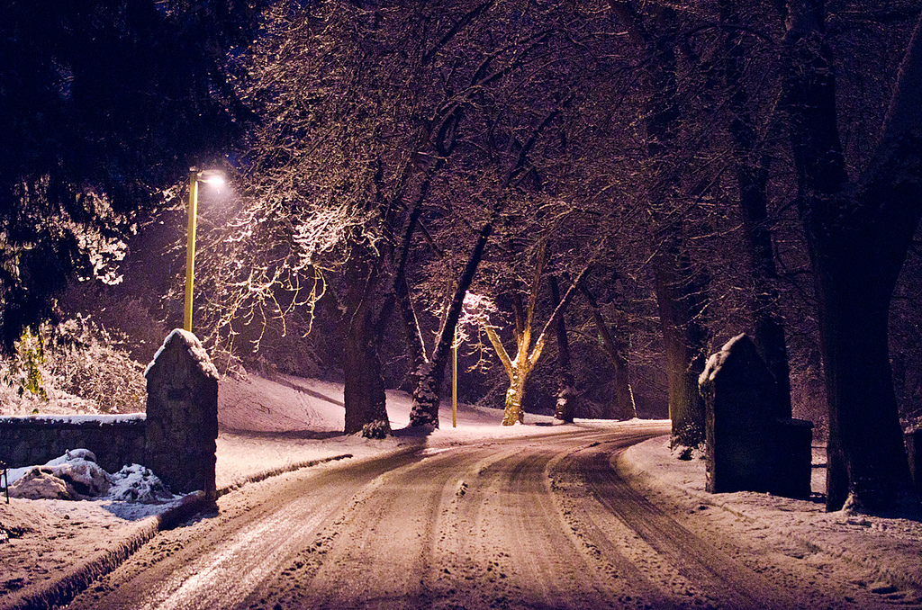 冬の雪道や凍結した道路での運転法や注意点