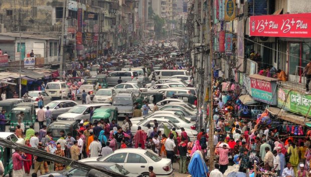 交通渋滞に悩まされる都市の道路を写した画像。
